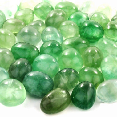 Fluorit Trommelsteine grün handpoliert Ø 25 – 30 mm Edelsteine Heilsteine bei Wunderstein24