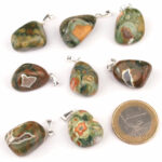 Chalcedon grün Anhänger mit silberner Öse und schwarzem Satinband Edelsteine Heilsteine bei Wunderstein24