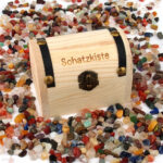 Schatzkiste | Piraten – Schatztruhe mit 200 g Edelsteinmischung Ø ca. 6 – 10 mm Edelsteine Heilsteine bei Wunderstein24