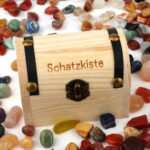 Schatzkiste | Piraten – Schatztruhe mit 200 g Edelsteinmischung Ø ca. 10 – 20 mm Edelsteine Heilsteine bei Wunderstein24