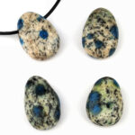 Pietersit blau Cabochon Anhänger seitlich gebohrt mit schwarzem Satinband Edelsteine Heilsteine bei Wunderstein24