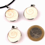Achat lila Herz Anhänger Ø 30 mm seitlich gebohrt Edelsteine Heilsteine bei Wunderstein24