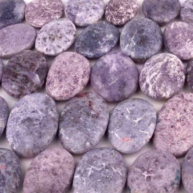 Lepidolith Handschmeichler | Massagestein aus Madagaskar Ø 36 – 54 mm Edelsteine Heilsteine bei Wunderstein24