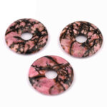 Magnesit weiß | Howlith Donut Anhänger Ø 40 mm Edelsteine Heilsteine bei Wunderstein24