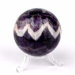 Amethyst Chevron Kugel aus Brasilien Ø 58 mm in sehr guter Farbe Edelsteine Heilsteine bei Wunderstein24