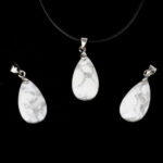 Magnesit weiß | Howlith facettierter Tropfen | Cabochon Anhänger mit Silber rhodinierter Öse Edelsteine Heilsteine bei Wunderstein24