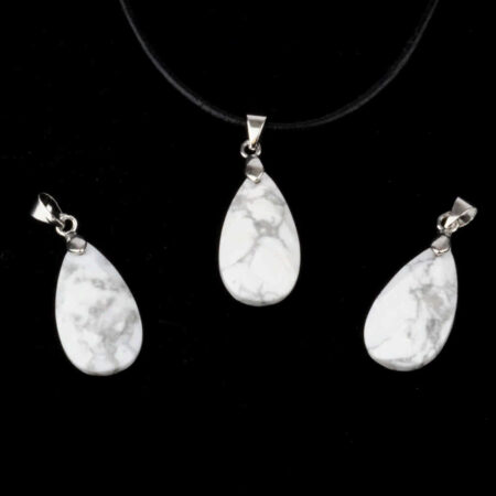 Magnesit weiß | Howlith facettierter Tropfen | Cabochon Anhänger mit Silber rhodinierter Öse Edelsteine Heilsteine bei Wunderstein24