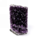 große Amethyst Stufe mit Standfläche aus Uruguay in bester Farbe Edelsteine Heilsteine bei Wunderstein24