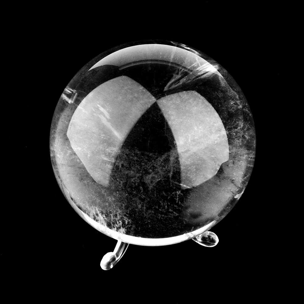 große Bergkristall Kugel Ø 72 mm transparent und glasklar aus Brasilien Edelsteine Heilsteine bei Wunderstein24